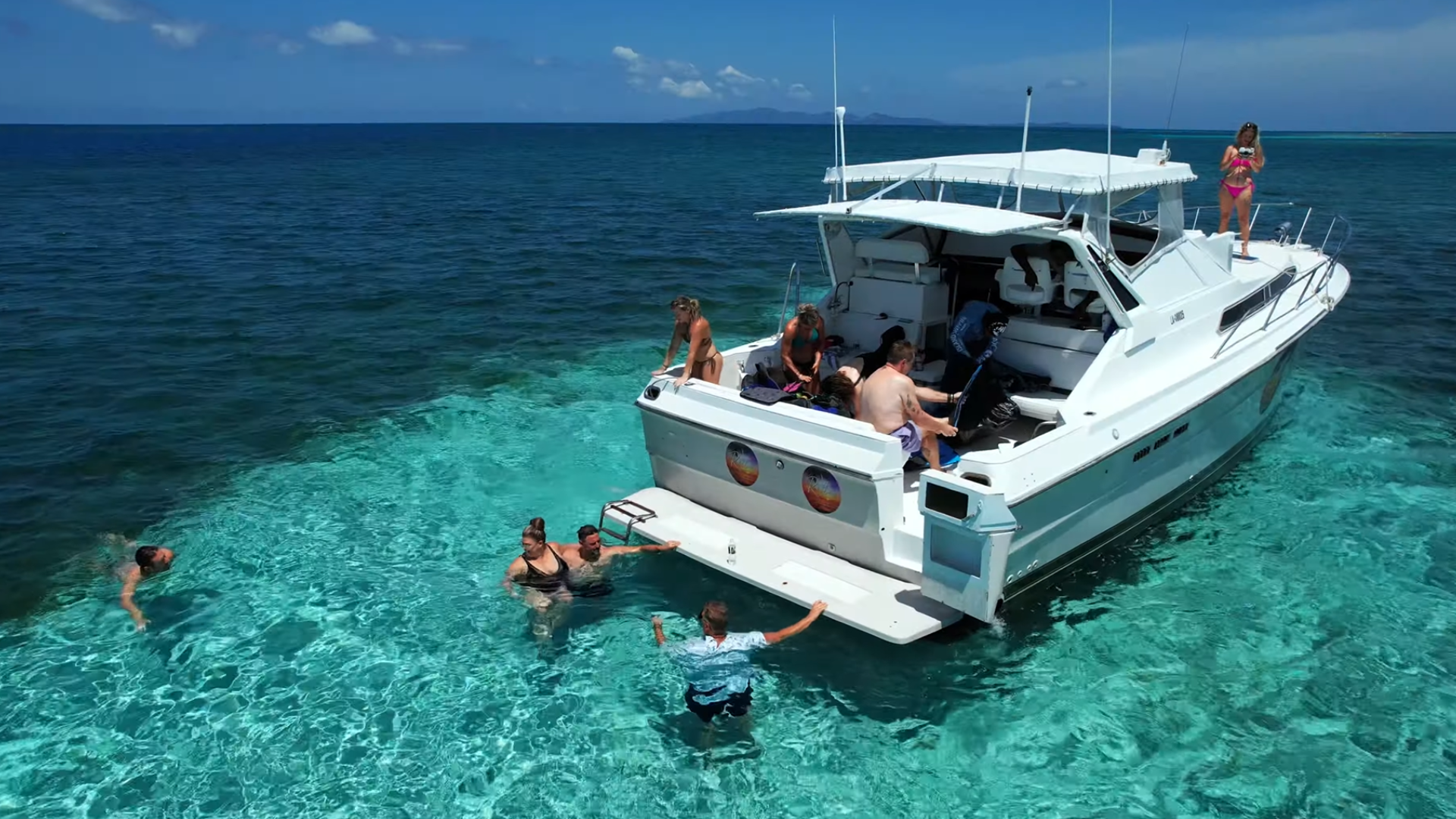 Private Pigeon Cay Tour Roatan luxury speedboat on turquoise water