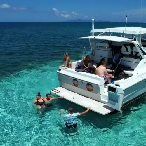 Private Pigeon Cay Roatan boat tour with snorkeling and white sand cay