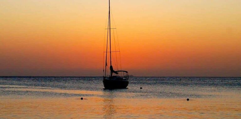 Roatan Visitor Boat Tour