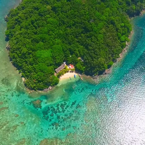 Cayos Cochinos tour from Roatan across protected Caribbean cays